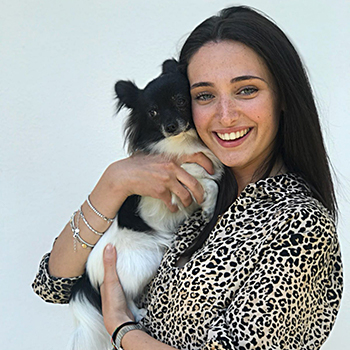 Sissy in braccio a Francesca giovane donna con in braccio un cagnolino