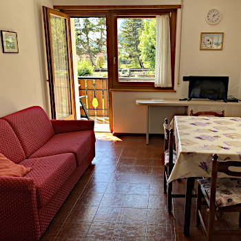 Appartamento Pesco, il soggiorno soggiorno appartamento Pesco con porta balcone